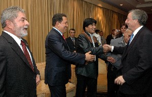 Chávez saluda a Kirchner junto a Lula y Evo. Chávez saluda a Kirchner junto a Lula y Evo.