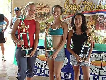 De izquierda a derecha las obereñas Moniec y Constantini, y la posadeña Sánchez, con sus respectivos trofeos en el Aguas Abiertas esta mañana en el Puerto de Posadas. De izquierda a derecha las obereñas Moniec y Constantini, y la posadeña Sánchez, con sus respectivos trofeos en el Aguas Abiertas esta mañana en el Puerto de Posadas.