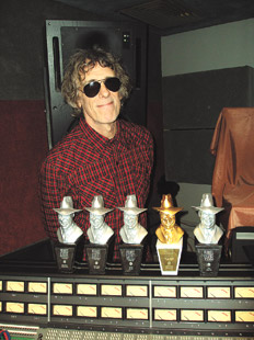 Con cinco estatuillas (una de oro), ahora el "flaco" Spinetta también se cree Gardel.