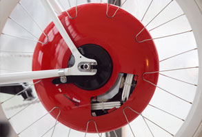La bicicleta almacena energía cada vez que frena, y la aprovecha luego para darse un empujón en momentos de subida o simplemente acelerar la velocidad. 