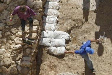 Arqueólogos de la Autoridad de Antigüedades de Israel en la excavación de las ruinas de una casa de los tiempos de Jesús en Nazaret. (Foto AP/Dan Balilty)Height)
