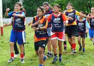 Con todo. Las jugadoras de Huracán entrenan de cara a la relevante competencia.
