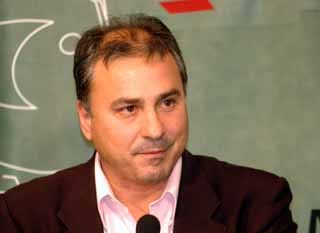 Valentín Alsina. Escucha los reclamos de los vecinos en cada visita a los barrios.