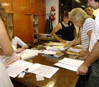 Última hora. Sobre la medianoche, el Tribunal Electoral recibió las últimas listas.