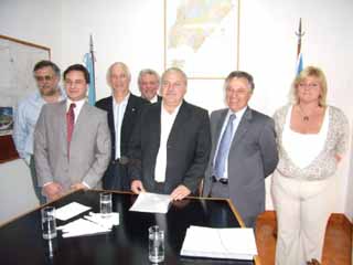 Anuncio. El gobernador de Corrientes con los empresarios que hicieron el millonario anuncio.