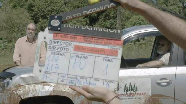 Buki Rosa (en el auto) y el actor brasileño, Luis Franke, en escena. Buki Rosa (en el auto) y el actor brasileño, Luis Franke, en escena.