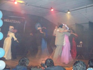 Baile de tango del 900 en la Peña Itapúa, en el fogón patrio del 24 de mayoAPUA 046
