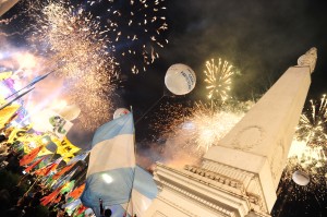 El festejo popular en la plaza de Mayo.