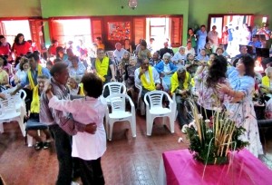 abuelos_del_geriatrico_celebraron_un_nuevo_aniversario_1