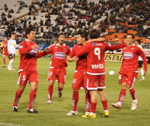 El central festeja un gol en su paso por el fútbol chileno.