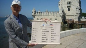 Bernard Weber, presidente de la fundación suiza New7Wonders dando a conocer las 21 ciudades que continúan en carrera.