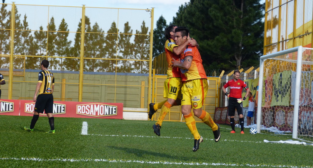 Gabriel Ávalos festeja el primer gol con Diego Torres, la figura ante Santamarina.