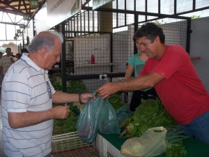 Atilio vendiendo su frutilla en el Mercado Concentrador de Posadas