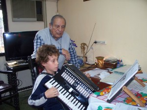 Ricardo Ojeda, el Gran Maestro enseñando el acordeón a los más chicos