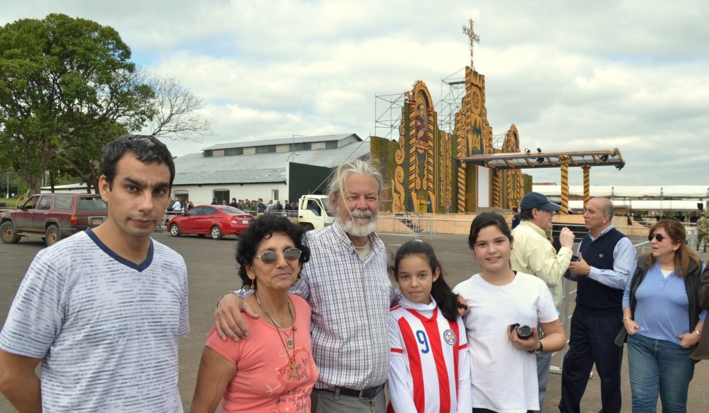 Retablo Liturgico. 3 -  Peregrinos de Misiones Argentina con Koki Ruiz (centro) responsable de la obra de arte