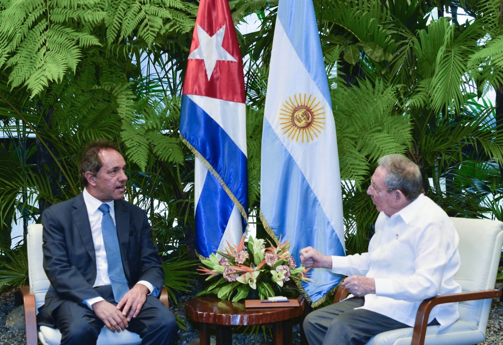 22/07/15, La Habana, Cuba.- El gobernador Daniel Scioli se reunió hoy con el presidente de Cuba, Raúl Castro, en el Palacio de la Revolución de la capital cubana.  Prensa Gobernación.