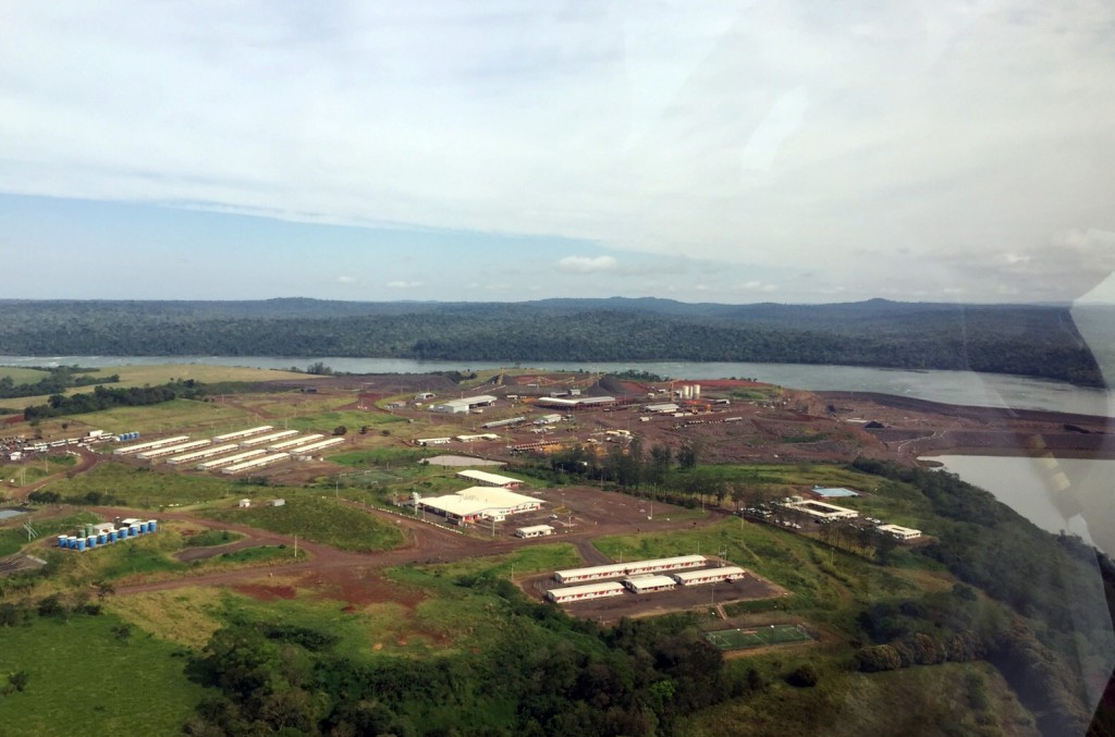 O governador Beto Richa entregou nesta quinta-feira (27) a renovação da licença de instalação da Usina Baixo Iguaçu, que está sendo construída entre Capitão Leônidas Marques e Capanema, no Sudoeste do Estado. Capanema, 27/08/2015. Foto: Divulgação