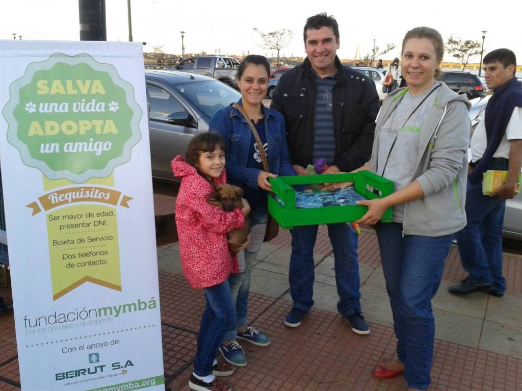 Fernanda Lagardo en una jornada de adopciones, con los adoptantes entregando una MymbáCucha