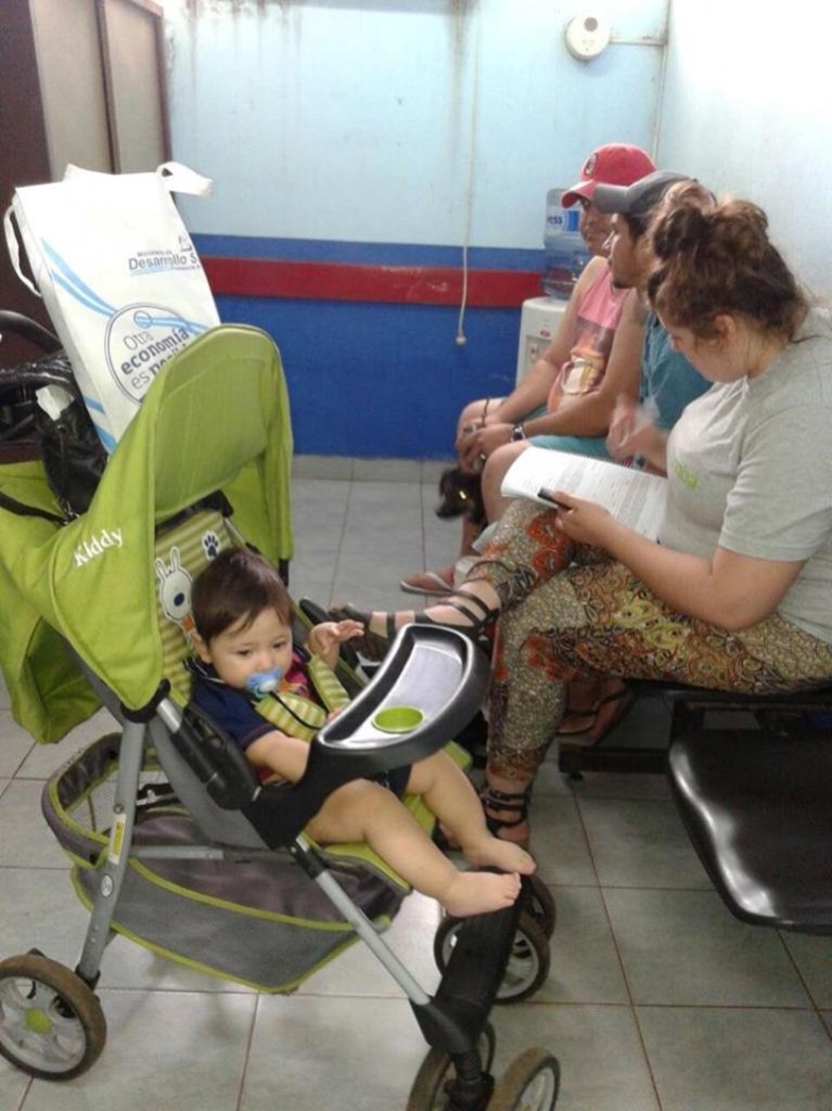 Gise Rodríguez con su hijito Santino esperan en el IMuSA