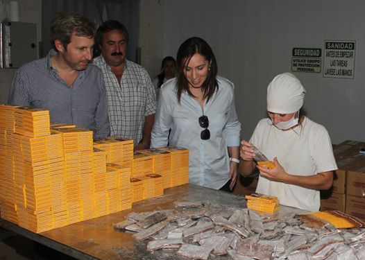 El viernes fui a conocer un lugar peligroso para los “dulceros”: la fábrica de Vauquita en Trenque Lauquen. Ahí, 17 empleados (la mayoría mujeres) producen 52 mil tabletas por día de las más queridas y típicas para los argentinos. ¡Qué difícil contener la tentación!