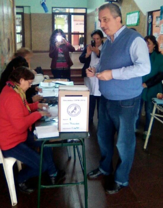 Passalacqua votó, como un afiliado más, en las elecciones de la Unión de Docentes de la Provincia de Misiones. 