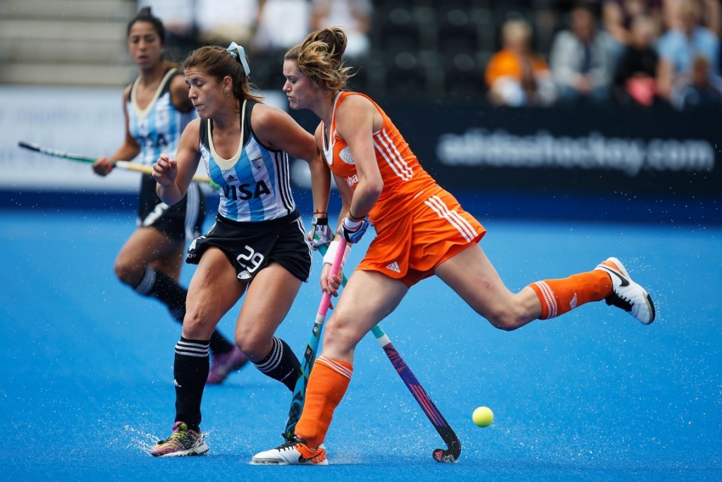 LONDON, ENGLAND - JUNE 25: Lidewij Welten of the Netherlands and Julia Gomes of Argentina battle for the ball during the FIH Women's Hockey Champions Trophy 2016 match between Argentina and the Netherlands at Queen Elizabeth Olympic Park on June 25, 2016 in London, England. (Photo by Joel Ford/Getty Images)