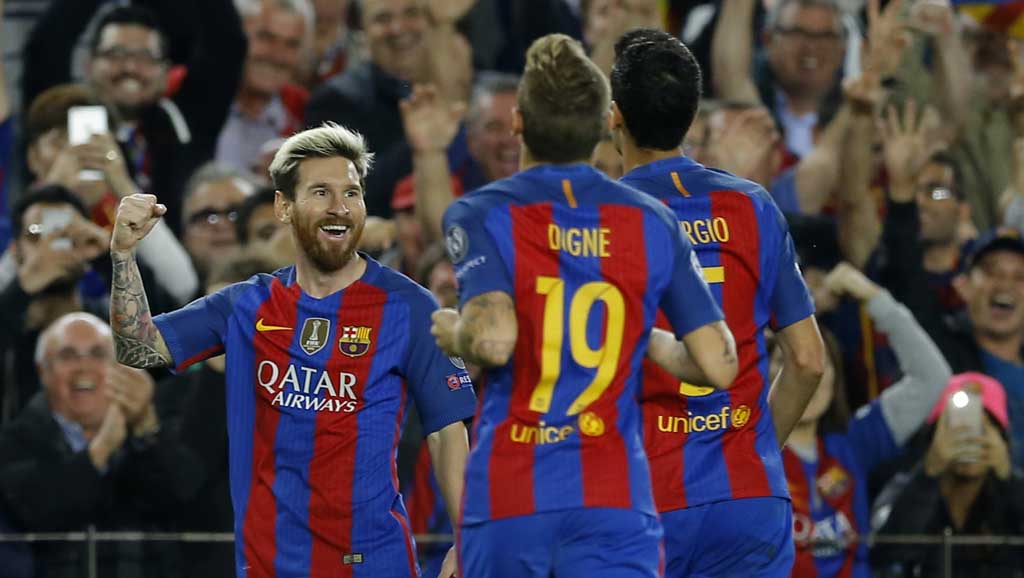 Barcelona's Lionel Messi, left, celebrates after scoring his side's second goal during a Champions League, Group C soccer match between Barcelona and Manchester City, at the Camp Nou stadium in Barcelona, Wednesday, Oct. 19, 2016. (AP Photo/Francisco Seco)