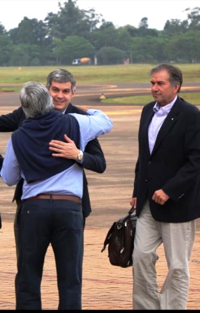 Al arribar Peña junto a Humberto Schiavonni recibe el saludo del Miguel Ángel "Tati" Lopez Vedoya