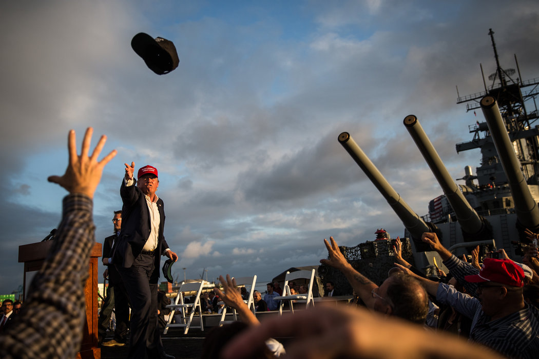 Trump repartiendo gorras de su campaña en Los Ángeles, el año pasado Credit Max Whittaker para The New York Times
