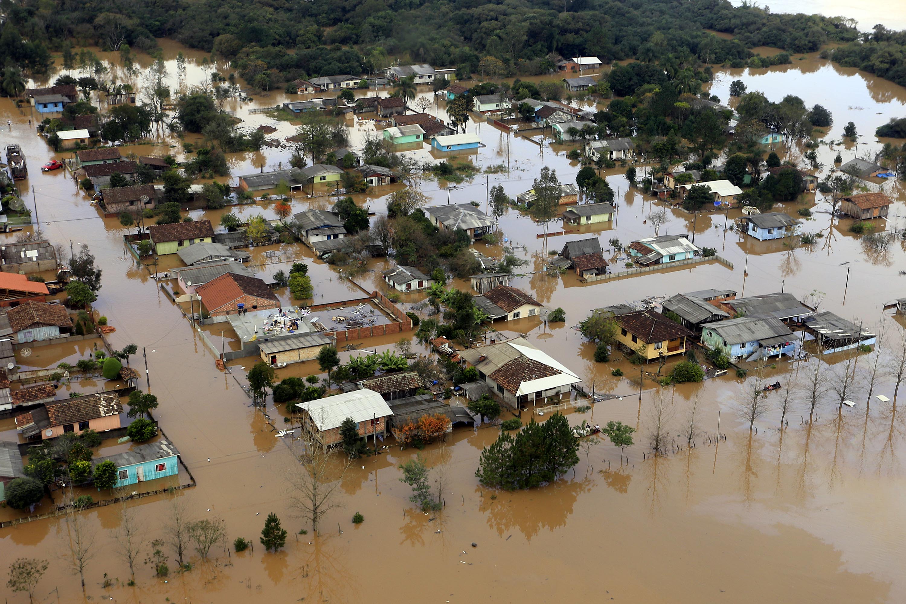 La inundación arrasó la construcción de una represa sobre el río Iguazú