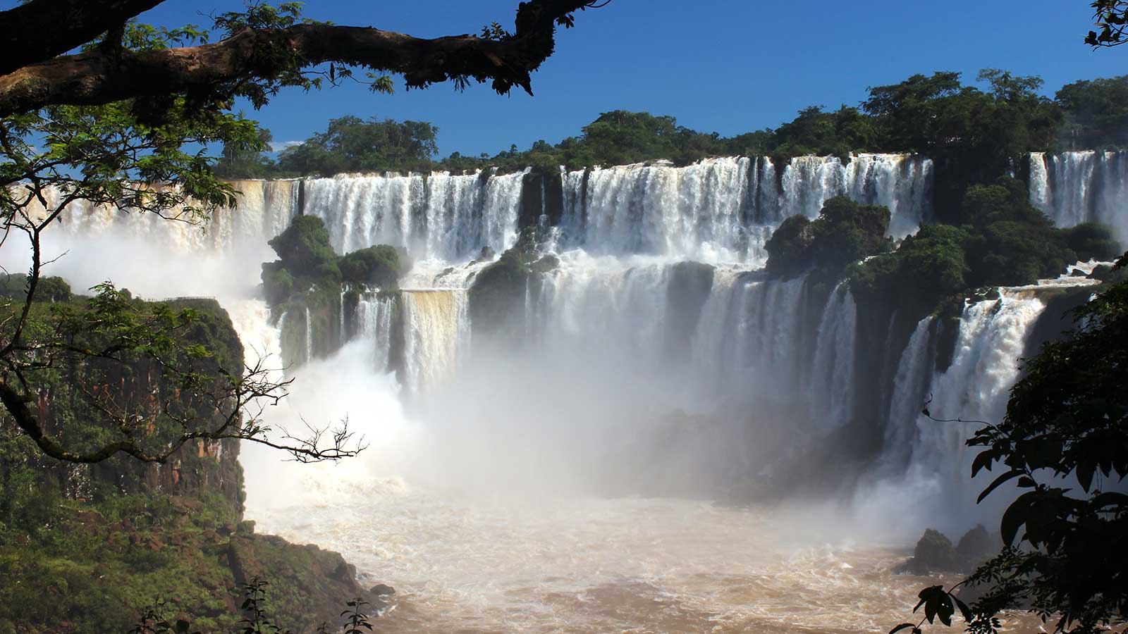 Las Cataratas del Iguazú son ineludibles para una escapada de invierno.