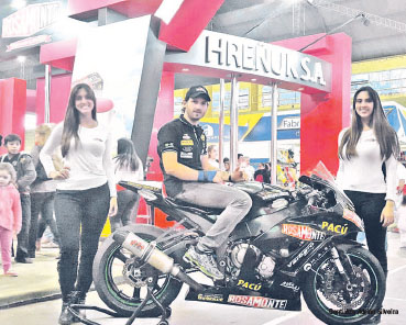 Adrián Silveira promocionando el motociclismo en la Fiesta Internacional del Mate en Apóstoles junto al stand de Hreñuk S.A, que apoyan al deporte de las dos ruedas y pelean tres campeonatos argentinos en 2015.