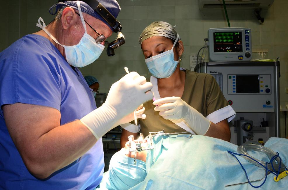 Cirujanos dejaron de operar y reclaman un aumento salarial del 500 por ciento - MisionesOnline