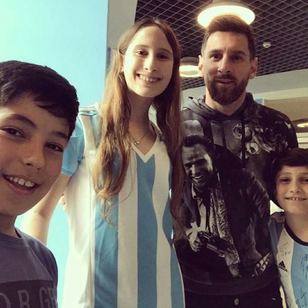 Messi Se Sacó Foto Con Sus Fans Y Se Viralizó Por Extraño Detalle Misionesonline