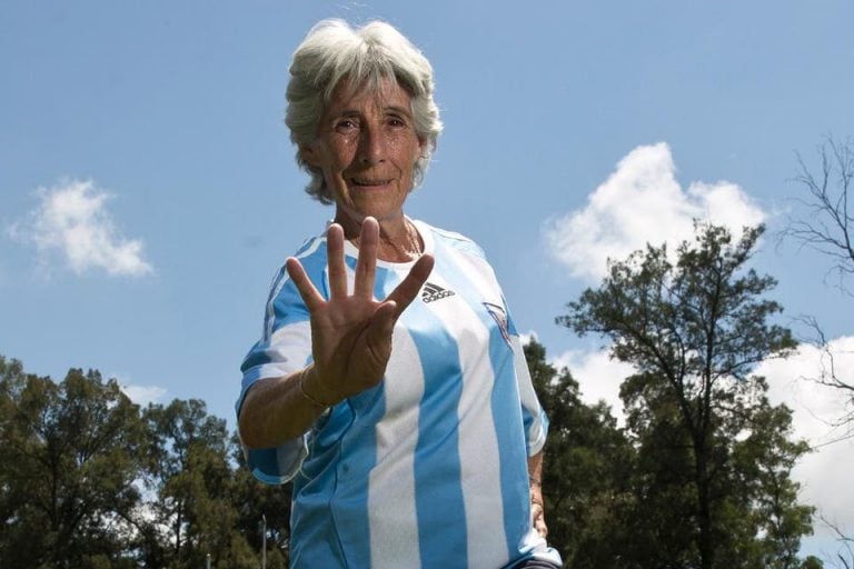 Hoy es el Día de la Futbolista Argentina: conocé la historia de Elba Selva, la mujer que le hizo 4 goles a Inglaterra