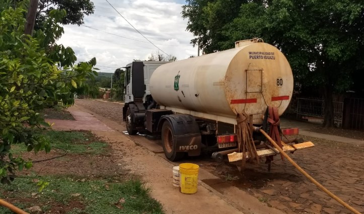 Vecinos de Puerto Iguazú reclaman la interrupción del servicio de agua  potable - MisionesOnline