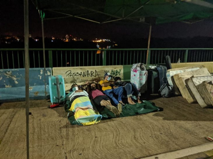 Con colchones húmedos y a la intemperie: así pasaron la noche los argentinos varados en el puente internacional Tancredo Neves