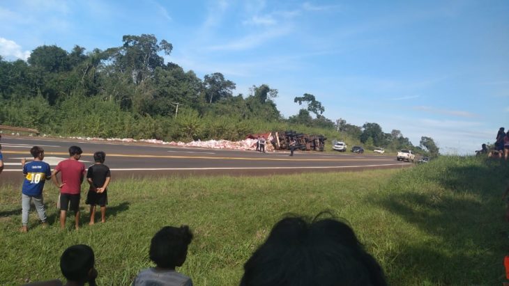 Camión con yerba empaquetada volcó en cercanías de la aldea Perutí sobre Ruta 12