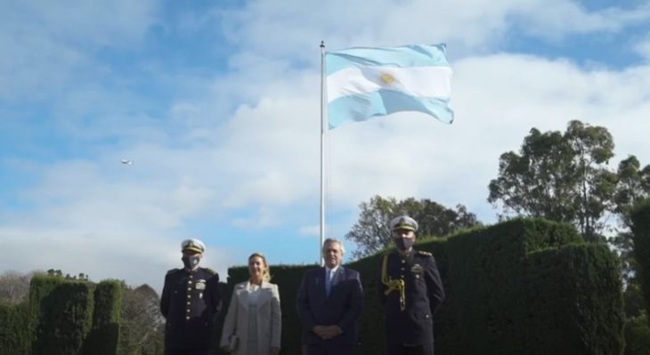 25 De Mayo Alberto Fernandez Encabezo El Izamiento De La Bandera Argentina En La Residencia De Olivos Misionesonline