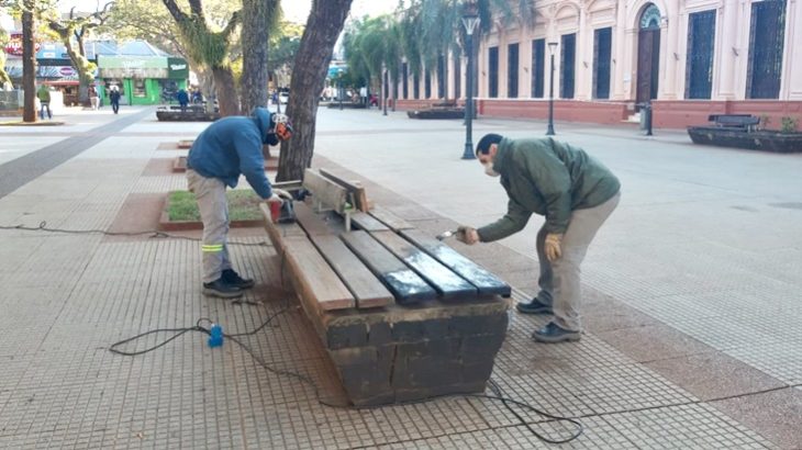 Reparan asientos y canteros deteriorados en la plaza 9 de Julio de Posadas