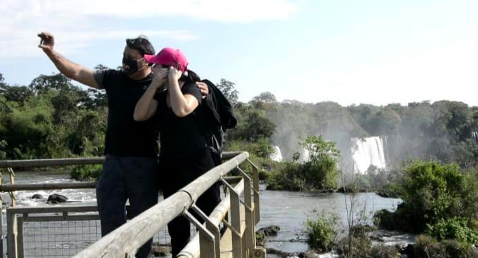 turismo interno parejas visitan Iguazú
