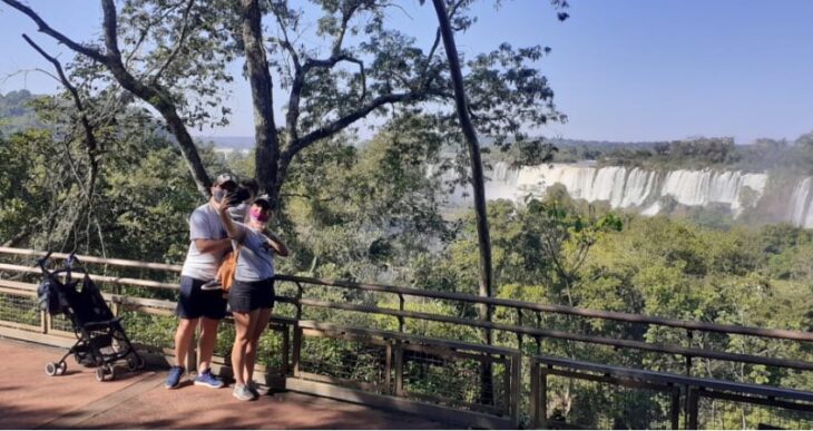 Cataratas del Iguazú: con cupo completo y a pleno sol visitantes locales disfrutan del Parque Nacional