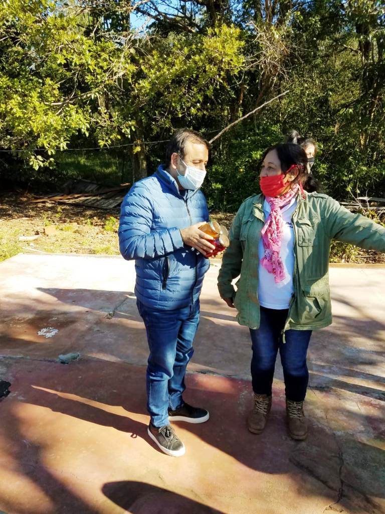 Herrera Ahuad entregó títulos de propiedad y herramientas en Irigoyen y San Pedro