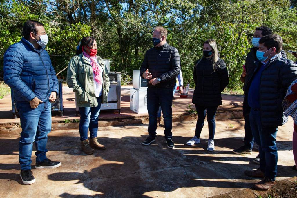 Herrera Ahuad entregó títulos de propiedad y herramientas en Irigoyen y San Pedro