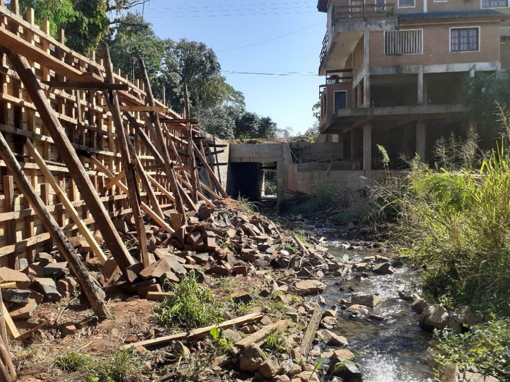 Vialidad construye una alcantarilla en el arroyo Ramón Ayala de Puerto Iguazú