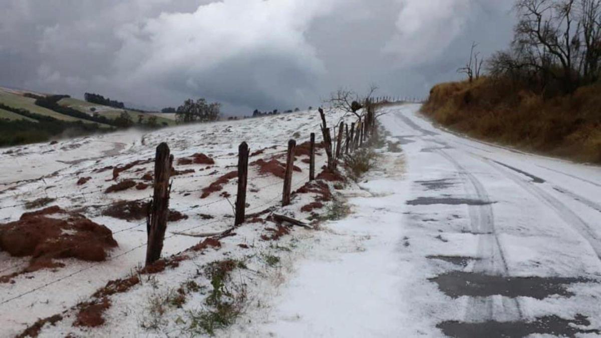 Brasil: "Se esperaba nieve, pero cayó hoy una tremenda tormenta y granizada al sur de Minas Gerais"