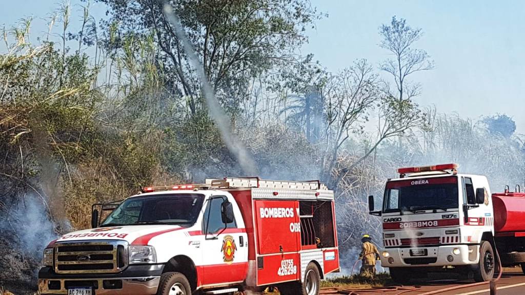 Incendios forestales: se quema un tramo al costado de la ruta 14 que va de Oberá a Leandro N Alem