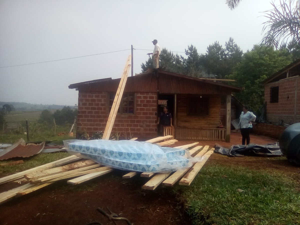 Un vendaval destechó 25 casas, provocó serios destrozos en San Vicente y Alba Posse y no se descarta que haya sido “un tornado en baja escala”