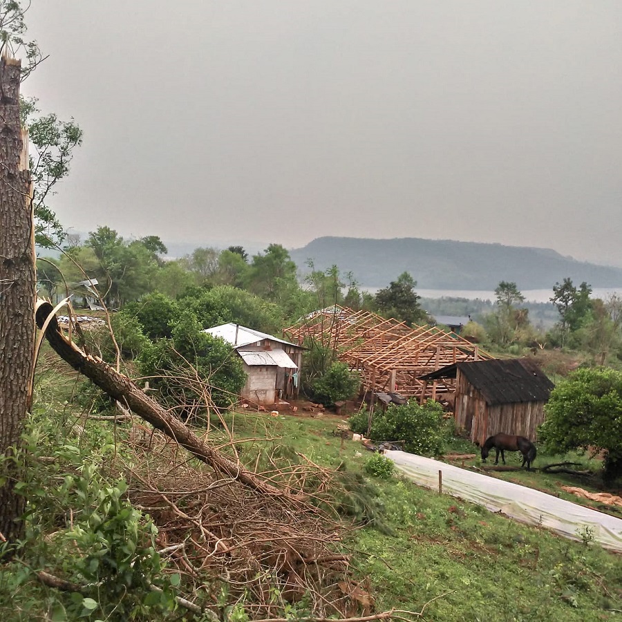 Un vendaval destechó 25 casas, provocó serios destrozos en San Vicente y Alba Posse y no se descarta que haya sido “un tornado en baja escala”