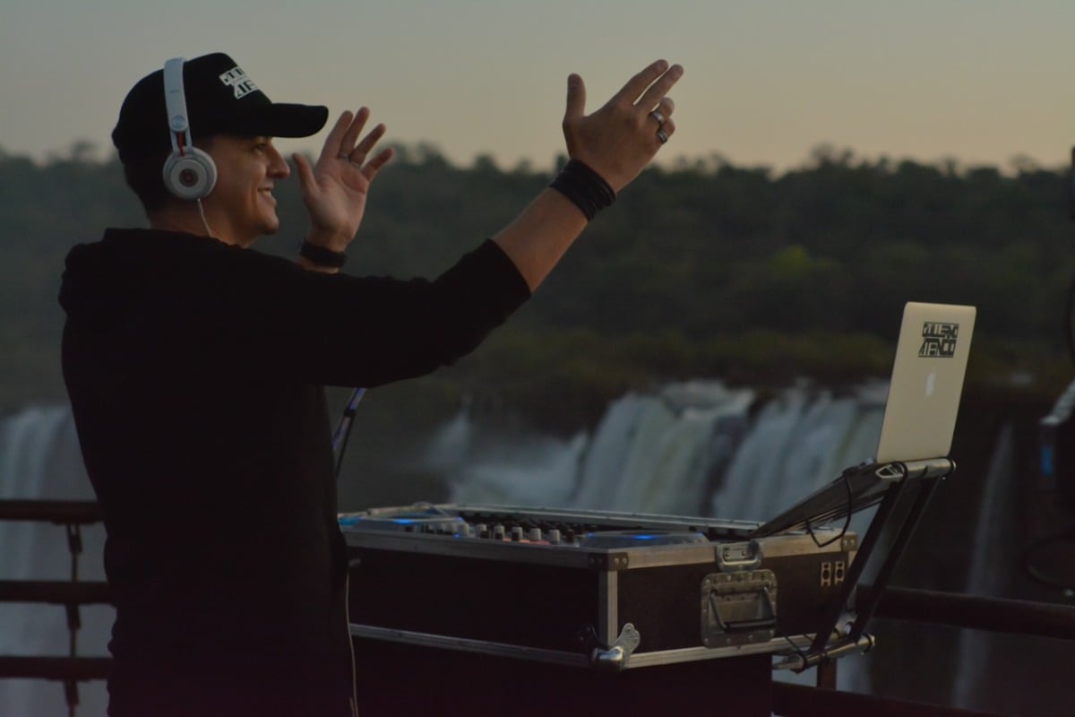 Guillermo Atencio es el primer DJ argentino en tocar en la Garganta del Diablo